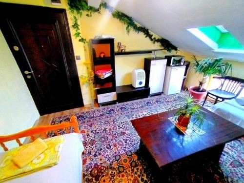 un soggiorno con un divano e un tavolo di City Centre Suits 2 a Varna