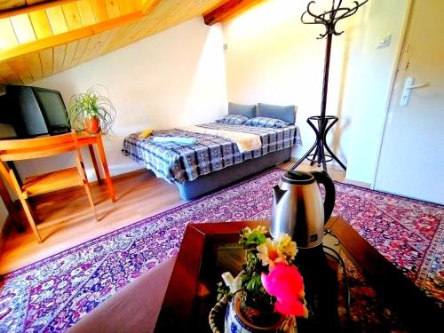 un soggiorno con un letto e un tavolo di City Centre Suits 2 a Varna