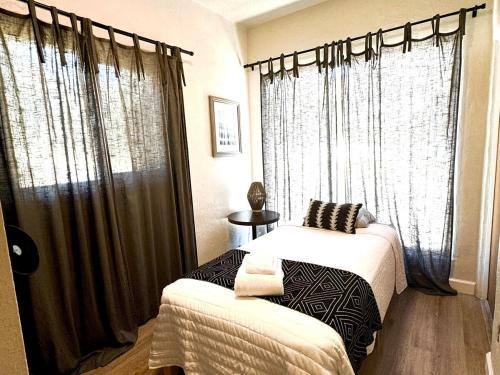 Una cama o camas en una habitación de Romantic Mariposa Cottage, 45 Min to Yosemite