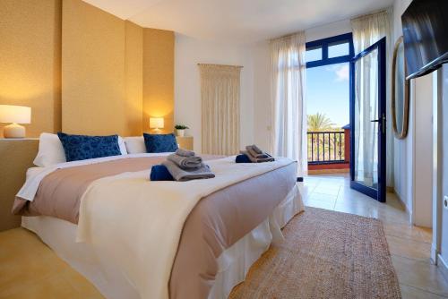 Ένα ή περισσότερα κρεβάτια σε δωμάτιο στο Meloneras beach detached house with BBQ and garden