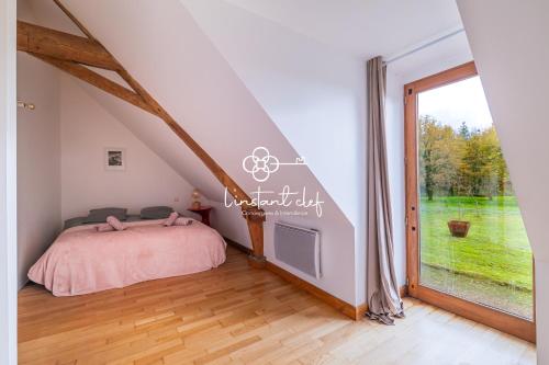 Ένα ή περισσότερα κρεβάτια σε δωμάτιο στο Bulle de calme bucolique - jardin & piscine privée