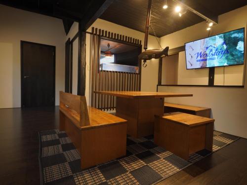 伊东Private Villa -IBUKI- 彩吹的一间会议室,配有桌子和电视