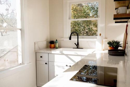 Una cocina o cocineta en Yosemite Cottage Retreat- Half Block to Downtown