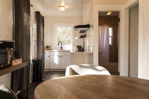 Una cama o camas en una habitación de Yosemite Cottage Retreat- Half Block to Downtown