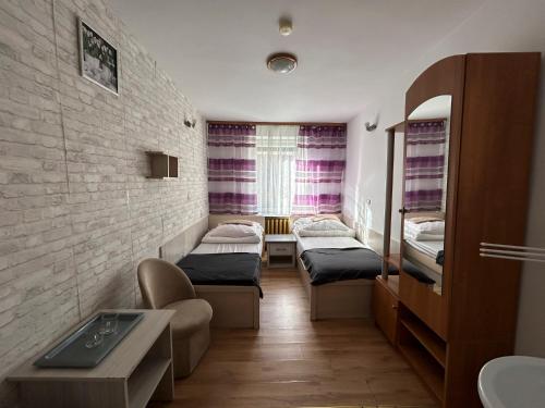 Postel nebo postele na pokoji v ubytování Hotel Wysoka Brama