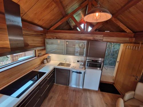 Kuchyň nebo kuchyňský kout v ubytování Het boothuis