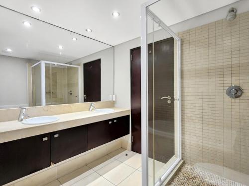 Ένα μπάνιο στο 906 Icon Luxury Apartments