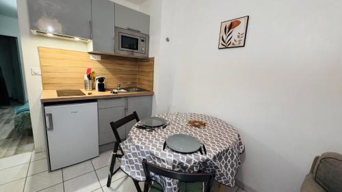 Kuchyň nebo kuchyňský kout v ubytování Le Donnette - Appt lumineux - accès métro Rouen