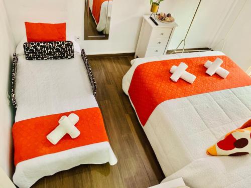 En eller flere senge i et værelse på Hostal Casa Blanca