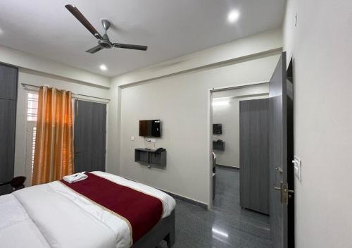 Ένα ή περισσότερα κρεβάτια σε δωμάτιο στο Dhruv Shivalya Residency