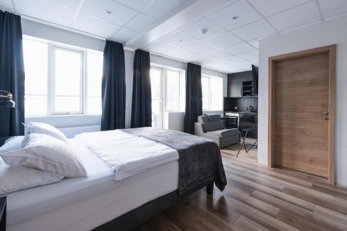 阿克雷里Centrum Hotel的卧室里有一张白色的大床和一张书桌