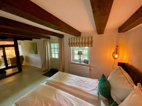 Postel nebo postele na pokoji v ubytování Cottage am See mit Garten und Kamin