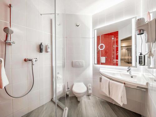 ワルシャワにあるibis Warszawa Centrumの洗面台、トイレ、シャワー付きのバスルーム