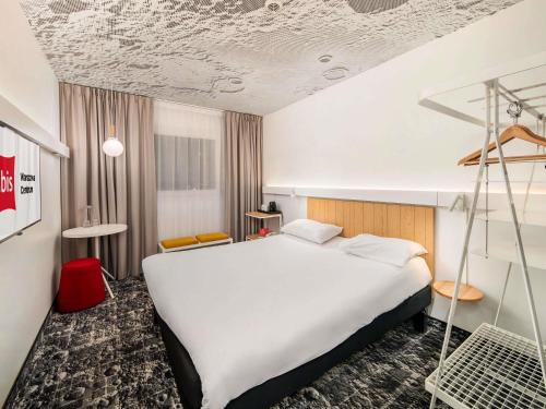 ワルシャワにあるibis Warszawa Centrumの部屋にある大きな白いベッドのある寝室