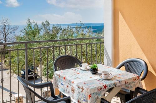 a table and chairs on a balcony with a view at Am Südhang Gelegen Mit Meerblick in Brovnije