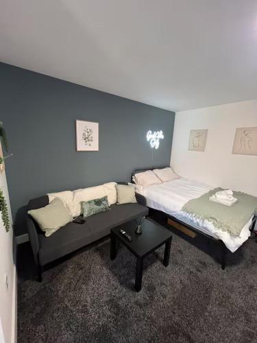 Ένα ή περισσότερα κρεβάτια σε δωμάτιο στο Modern City Studio Heart of Wolverhampton Appt 5