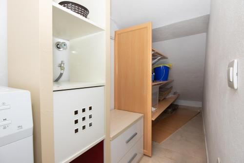 eine kleine Küche mit weißen Schränken und einer Schublade in der Unterkunft Holiday Esquinita in Juan Grande