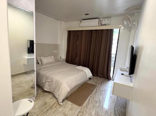 Postel nebo postele na pokoji v ubytování Cornerstone Suites