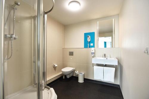 Un baño de B&B HOTEL Krakow Centrum