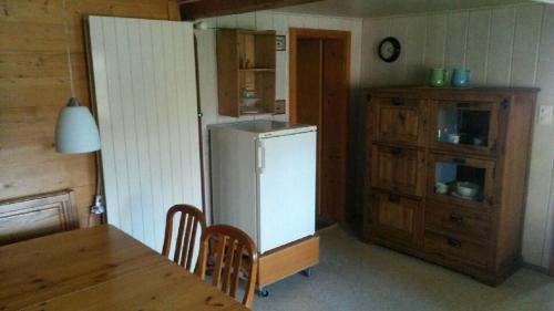 Kuchyň nebo kuchyňský kout v ubytování Mannried 2 1 2 Zimmerwohnung Rustikal