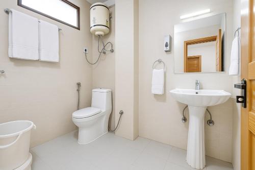 Hotel The Sita Classic - Best Selling Property of Manali 2024-25 في مانالي: حمام أبيض مع مرحاض ومغسلة