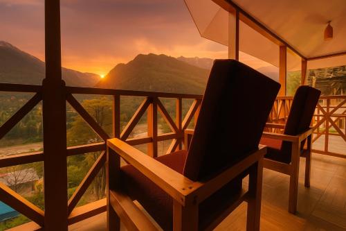 Hotel The Sita Classic - Best Selling Property of Manali 2024-25 في مانالي: غرفة مطلة على الجبال