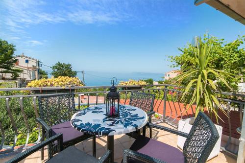 a balcony with a table and chairs on a balcony at Ferienhaus Für 5 Personen Ca 218 M Sup2 In Podgora, Dalmatien Gespanschaft Split Dalmatien in Podgora