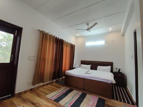 um quarto com uma cama e uma janela em Monal Homestay, Bhimtal em Bhīm Tāl