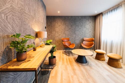 Una sala de reuniones con sillas naranjas y una mesa. en Centrum Hotel, en Akureyri