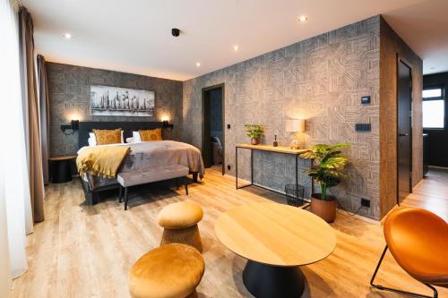 un dormitorio con una cama y una mesa en Centrum Hotel, en Akureyri