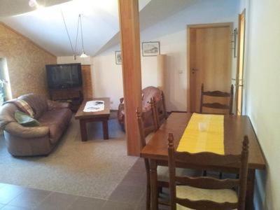 a living room with a couch and a table and a living room at Reiterstübchen in Kuchelmiß