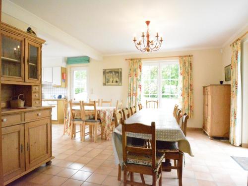 Kuchyň nebo kuchyňský kout v ubytování Spacious villa near Lesse