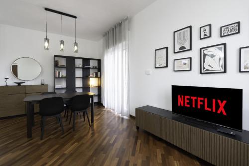 TV a/nebo společenská místnost v ubytování Modern Apartment - Free Parking & Private Entry