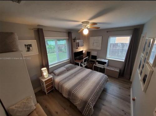 Un dormitorio con una cama y un escritorio y dos ventanas. en FLORIDA NEW JERUSALEN BROTHERs, en Hollywood