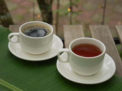 Příslušenství pro přípravu čaje a kávy v ubytování PCB The Seven Gardens Resort & Spa