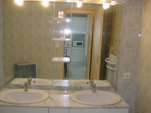 a bathroom with two sinks and a large mirror at Steinhaus In Ländlicher Umgebung Mit Pool in Brotte-lès-Ray