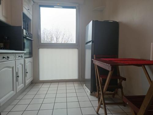 Kuchyň nebo kuchyňský kout v ubytování Chambre privée cocooning