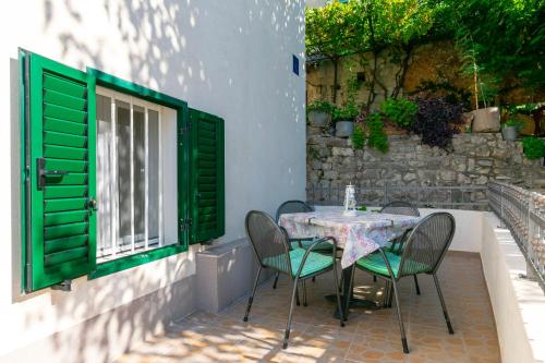 En terrasse eller udendørsområde på Apartments Marko