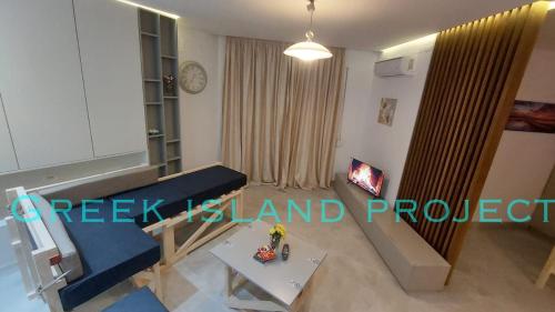 salon z niebieską kanapą i stołem w obiekcie Greek island Project w Tiranie