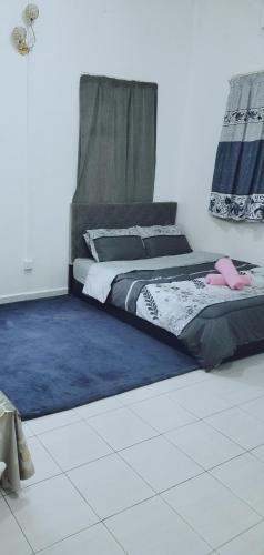 Postel nebo postele na pokoji v ubytování Rezquna Homestay