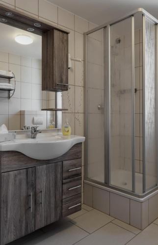 a bathroom with a sink and a shower at Pension Sonja Müller in Nohra