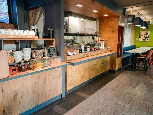 ein Fast-Food-Restaurant mit einer Theke mit Gerichten in der Unterkunft ibis budget Sète centre in Sète