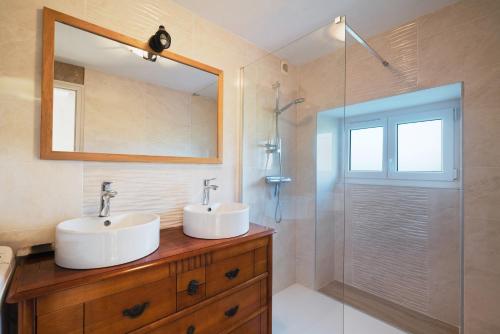 a bathroom with two sinks and a shower at Gite en Brocéliande avec vue in Néant-sur-Yvel
