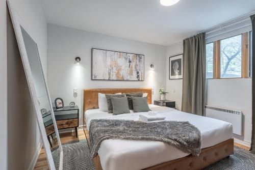 Voodi või voodid majutusasutuse Vintage 3BR 2Bath - Golden Square Mile - Sleeps 8 toas