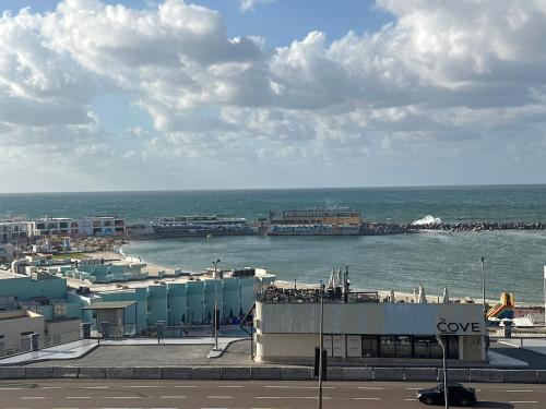 Een algemene foto of uitzicht op zee vanuit het appartement