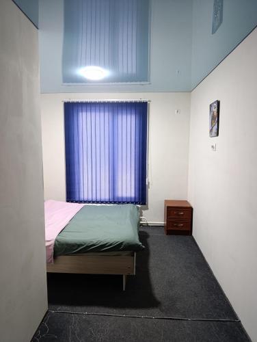 En eller flere senge i et værelse på Asian guest house 555