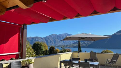 Cảnh núi rừng hoặc tầm nhìn ra núi từ căn hộ