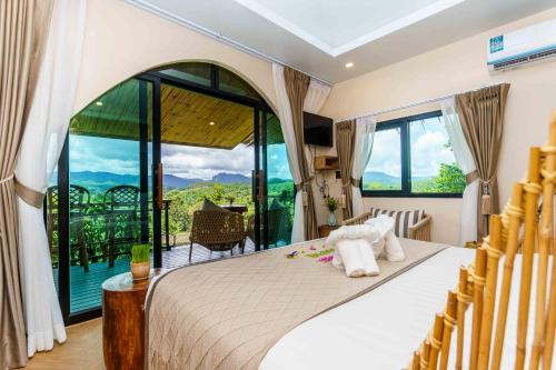 En eller flere senge i et værelse på Khaosok Boutique Camps