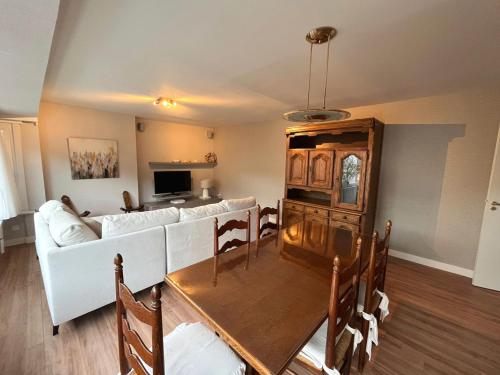 Μια τηλεόραση ή/και κέντρο ψυχαγωγίας στο Modern 2-bedroom apartment within walking distance of the city centre and the beach T209