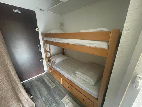 Postel nebo postele na pokoji v ubytování Charmant studio rénové à Pra-Loup 1500 avec parking - FR-1-165A-208